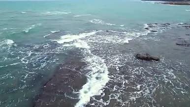 航拍大海海浪冲刷礁石视频的预览图